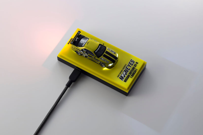Load image into Gallery viewer, NISSAN SKYLINE GT-R (R34) MOONEYES 1 WITH LED 2026 + MOTN LED BASE SYSTEM BLACK 2025 KYOSHO 1:64
