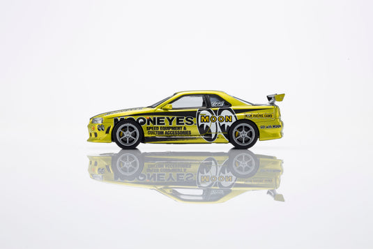 NISSAN SKYLINE GT-R (R34) MOONEYES 1 WITH LED 2026 + MOTN LED BASE SYSTEM BLACK 2025 KYOSHO 1:64