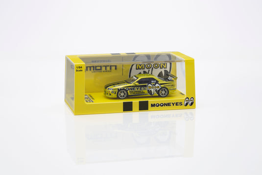 NISSAN SKYLINE GT-R (R34) MOONEYES 1 WITH LED 2026 + MOTN LED BASE SYSTEM BLACK 2025 KYOSHO 1:64