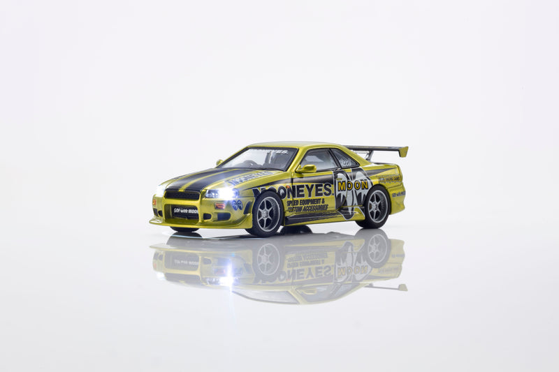 Load image into Gallery viewer, NISSAN SKYLINE GT-R (R34) MOONEYES 1 WITH LED 2026 + MOTN LED BASE SYSTEM BLACK 2025 KYOSHO 1:64
