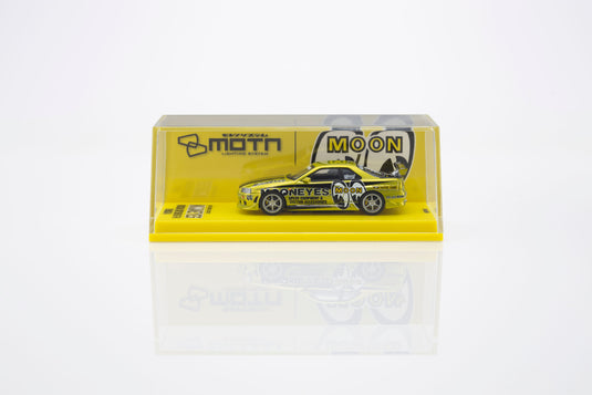 NISSAN SKYLINE GT-R (R34) MOONEYES 1 WITH LED 2026 + MOTN LED BASE SYSTEM BLACK 2025 KYOSHO 1:64
