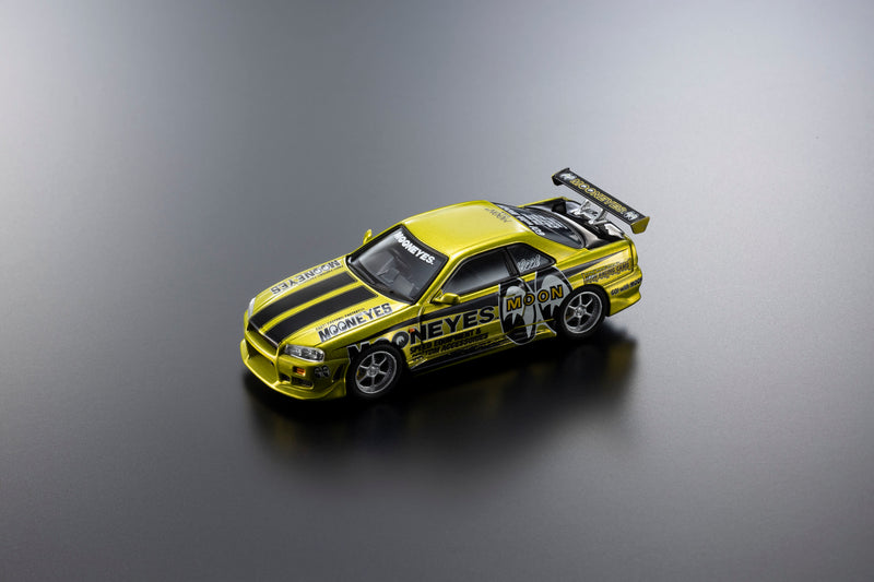 Load image into Gallery viewer, NISSAN SKYLINE GT-R (R34) MOONEYES 1 WITH LED 2026 + MOTN LED BASE SYSTEM BLACK 2025 KYOSHO 1:64
