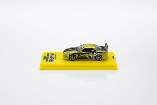 NISSAN SKYLINE GT-R (R34) MOONEYES 1 WITH LED 2026 + MOTN LED BASE SYSTEM BLACK 2025 KYOSHO 1:64