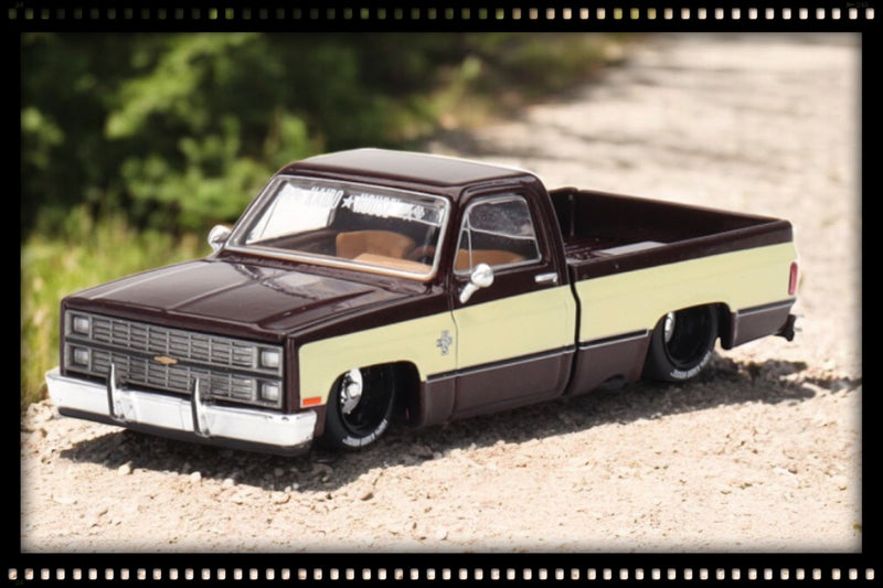 Load image into Gallery viewer, Chevrolet SILVERADO VINTAGE SPEC V1 1980 MINI GT 1:64
