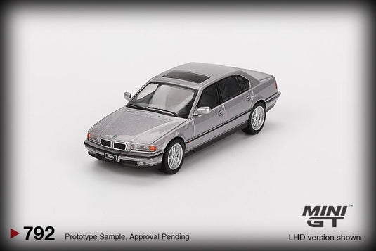 Bmw E38 750 IL ASPEN SILVER METALLIC 2000 (LHD) MINI GT 1:64