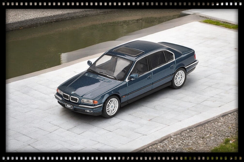 Load image into Gallery viewer, Bmw 750 IL (E38) SORRENTO BLUE METALLIC 1998 (LHD) MINI GT 1:64
