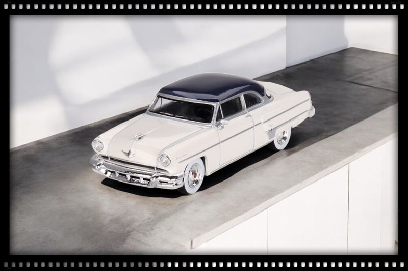 Laad de afbeelding in de Gallery-viewer, Lincoln CAPRI 1954 (LHD) MINI GT 1:64
