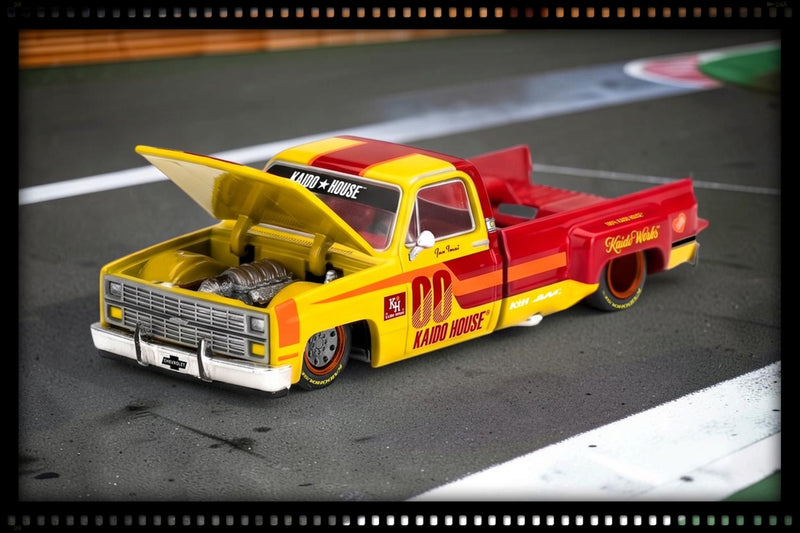 Laad de afbeelding in de Gallery-viewer, CHEVROLET SILVERADO DUALLY KAIDO RACING TEAM V1 1980 MINI GT 1:64
