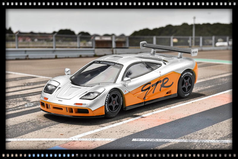 Load image into Gallery viewer, MCLAREN F1 GTR PRESENTATION 1995 MINI GT 1:64
