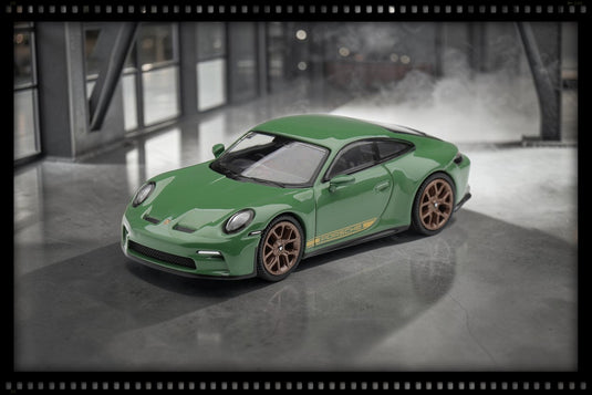 PORSCHE 911 (992) GT3 TOURING AURATIUM VERT 2022 MINI GT 1:64