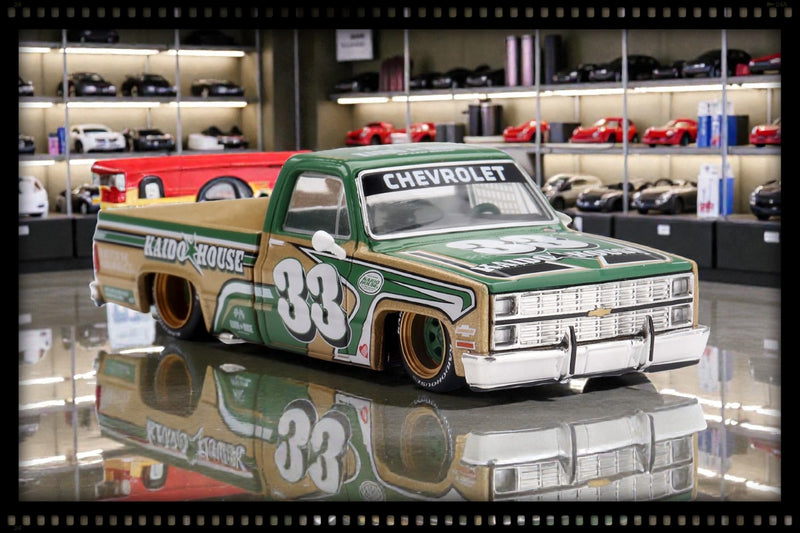 Laad de afbeelding in de Gallery-viewer, CHEVROLET SILVERADO KAIDO INTIMIDATOR V2 1980 MINI GT 1:64
