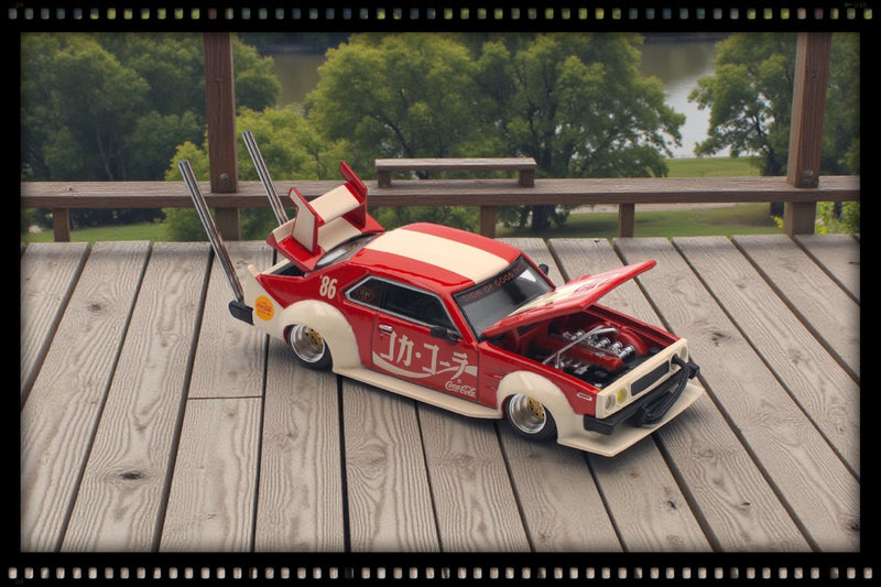Load image into Gallery viewer, Nissan SKYLINE C210 Kaido Racer *Bosozoku Style* Coca-cola JP Red/White POP RACE 1:64
