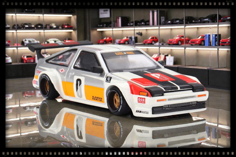 Laad de afbeelding in de Gallery-viewer, TOYOTA AE86 SPRINTER TRUENO KAIDO RACING DEV V1 1983 MINI GT 1:64
