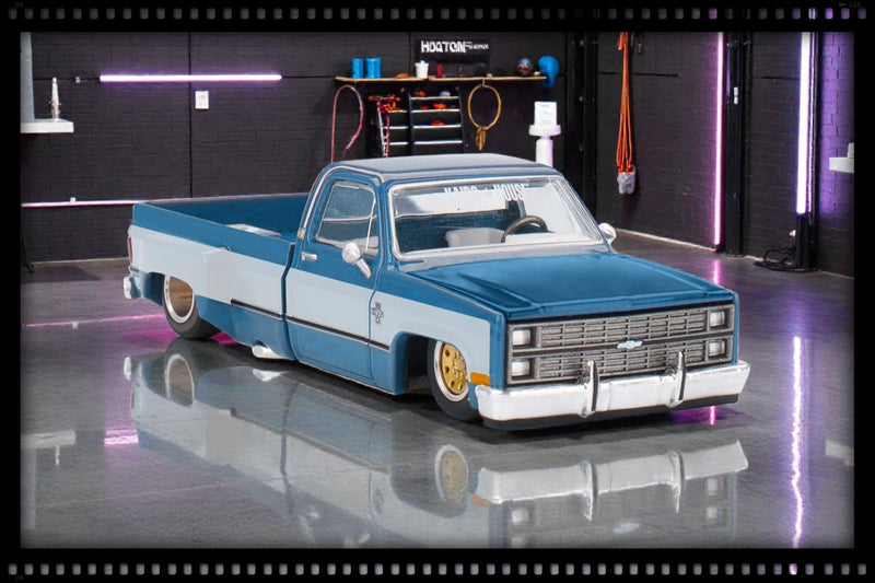 Chargez l'image dans la visionneuse de la galerie, CHEVROLET SILVERADO DUALLY VINTAGE SPEC V1 KAIDO*HOUSE MINI GT 1:64
