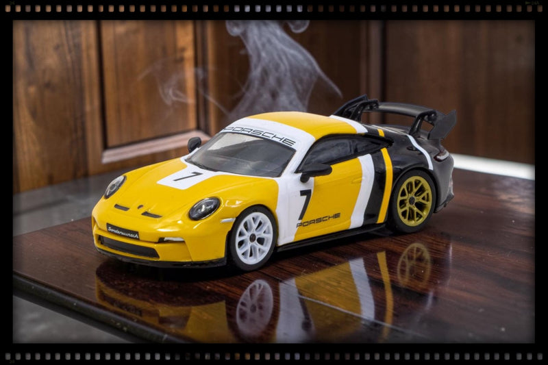 Load image into Gallery viewer, PORSCHE 911 (992) BLACK &amp; YELLOW GT3 2022 TARMAC WORKS 1:64
