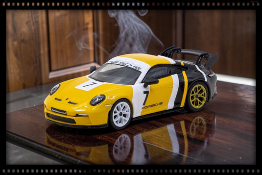 PORSCHE 911 (992) BLACK & YELLOW GT3 2022 TARMAC WORKS 1:64