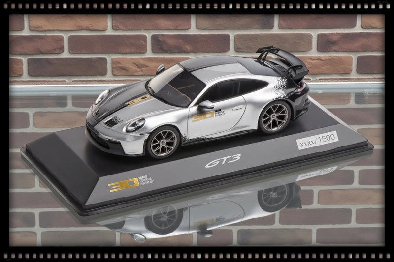 Chargez l'image dans la visionneuse de la galerie, Porsche 911 GT3 30Y Supercup (Noir/Gris/Or) - ÉDITION LIMITÉE 1385/1500 pièces - PORSCHE DEALERMODEL 1:43
