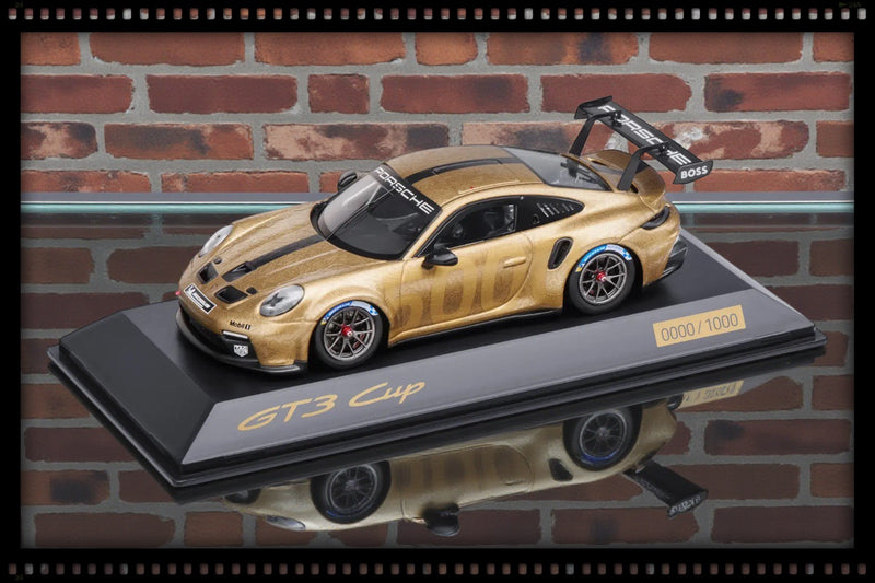 Chargez l'image dans la visionneuse de la galerie, Porsche 911 GT3 CUP (992) 5000 Noir/Or - LIMITED EDITION 504/1000 pièces - PORSCHE DEALERMODEL 1:43
