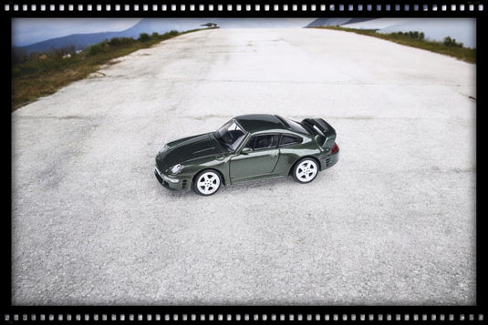 Porsche Ruf CTR2 1995 Green PARA64 1:64