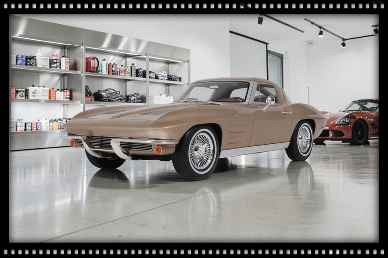 Load image into Gallery viewer, CHEVROLET CORVETTE C2 SADDLE TAN 1963 GT SPIRIT 1:12
