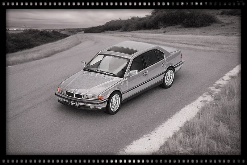 Laad de afbeelding in de Gallery-viewer, BMW E38 750 IL ASPEN ZILVER METALLIC 2000 MINI GT 1:64
