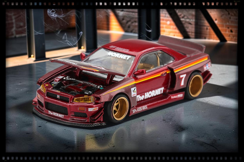 Laad de afbeelding in de Gallery-viewer, NISSAN SKYLINE GT-R (R34) TAMIYA X KAIDO HOUSE "THE HORNET" V2 1999 MINI GT 1:64
