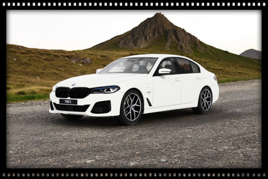 Bmw 545E X DRIVE SALOON M SPORT ALPINE WHITE III 2023 GT SPIRIT 1:18