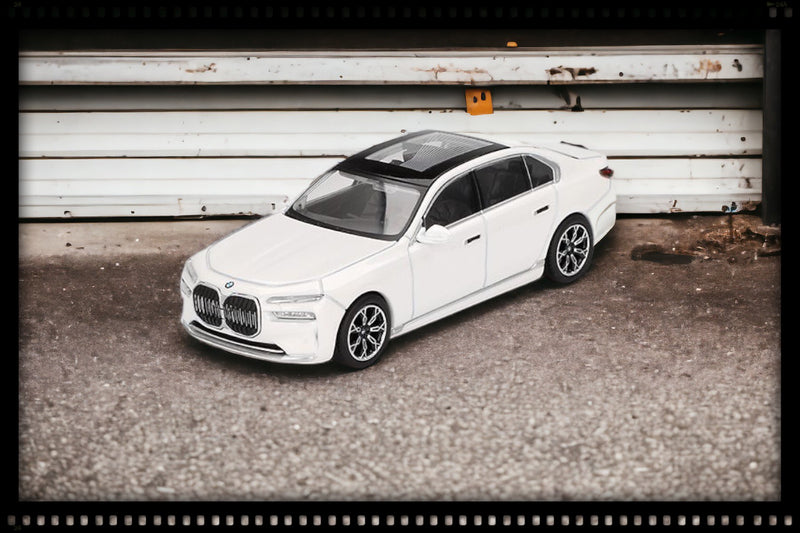 Load image into Gallery viewer, Bmw I7 XDRIVE60 MINERAL WHITE 2024 (LHD) MINI GT 1:64
