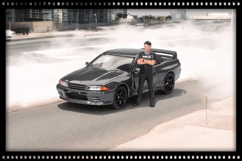 Chargez l'image dans la visionneuse de la galerie, NISSAN SKYLINE GT-R (R32) NISMO NISMO GUNMETAL AVEC FIGURINE TSUGIO MATSUDA 1992 MINI GT 1:64
