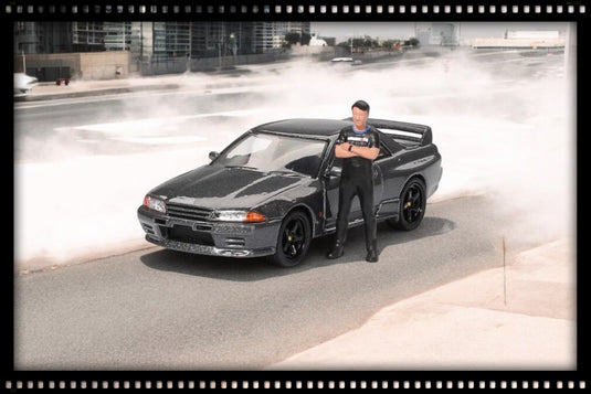 NISSAN SKYLINE GT-R (R32) NISMO NISMO GUNMETAL AVEC FIGURINE TSUGIO MATSUDA 1992 MINI GT 1:64