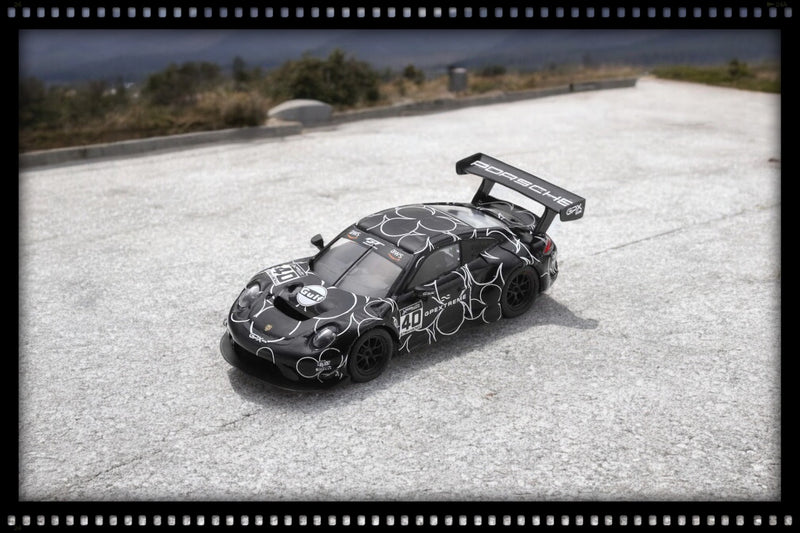 Load image into Gallery viewer, Porsche GT3 R GPX RACING Nr.40 SPARK 1:64
