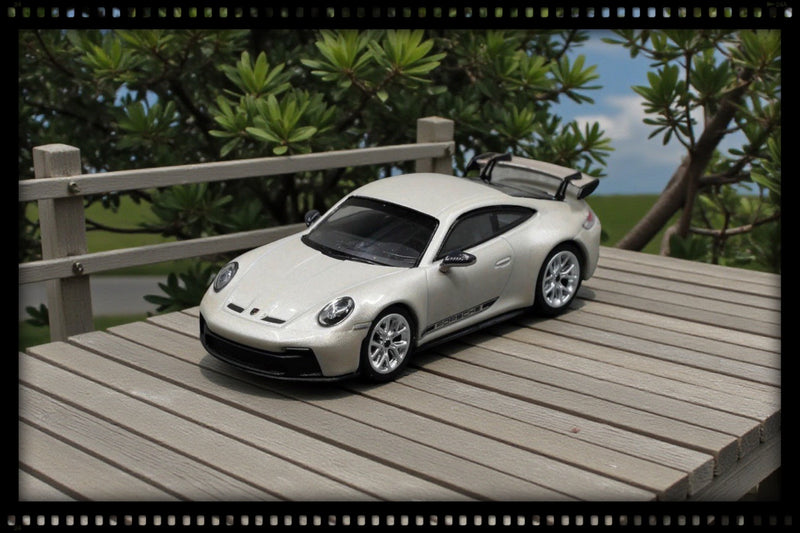 Laad de afbeelding in de Gallery-viewer, Porsche 911 (992) GT3 2021 Grijs MINICHAMPS 1:64
