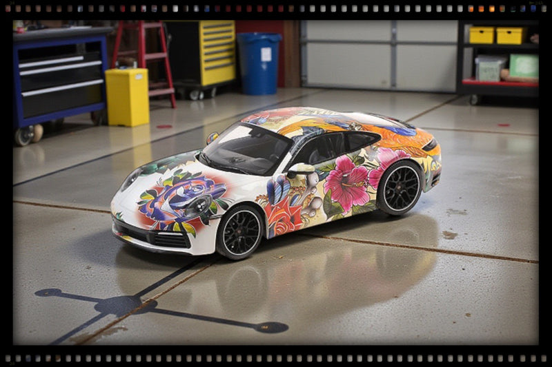 Laad de afbeelding in de Gallery-viewer, Porsche 911 CARRERA 4S 2019 BLOEMENONTWERP BASISPLAAT EN ACRYL CASE ‼️BEPERKTE EDITIE 500 stuks‼️ MINICHAMPS 1:18
