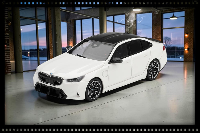 Laad de afbeelding in de Gallery-viewer, BMW M5 (G90) ALPINE WIT 2025 TSM Model 1:43
