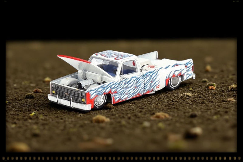 Load image into Gallery viewer, Chevrolet SILVERADO DUALLY ON FIRE V2 1980 MINI GT 1:64
