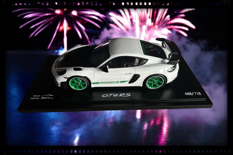 Load image into Gallery viewer, Porsche 718 Cayman GT4 RS Type 982 2021 (White/Green) with Case - LIMITED EDITION 718 pieces - PORSCHE DEALERMODEL 1:18
