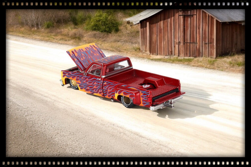 Load image into Gallery viewer, Chevrolet SILVERADO DUALLY ON FIRE V1 1980 MINI GT 1:64
