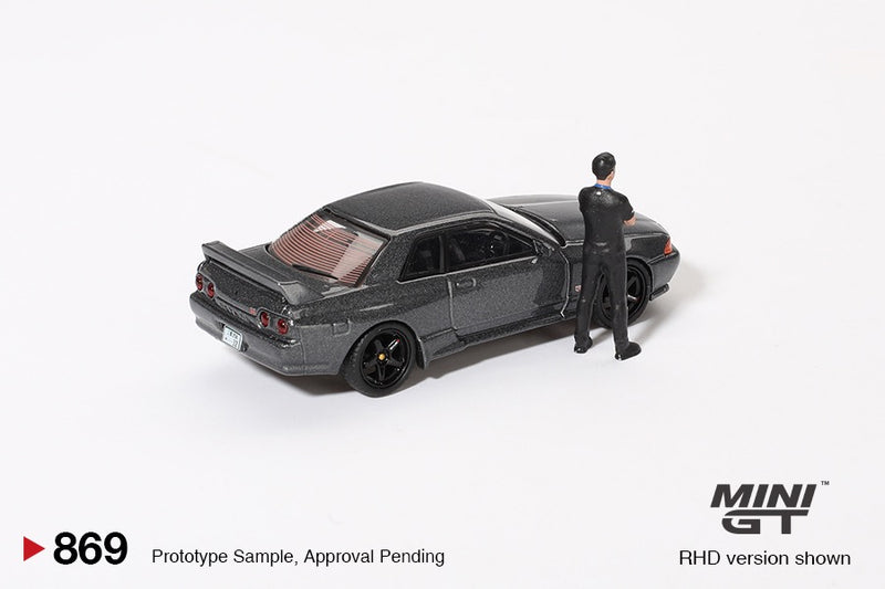 Chargez l'image dans la visionneuse de la galerie, NISSAN SKYLINE GT-R (R32) NISMO NISMO GUNMETAL AVEC FIGURINE TSUGIO MATSUDA 1992 MINI GT 1:64
