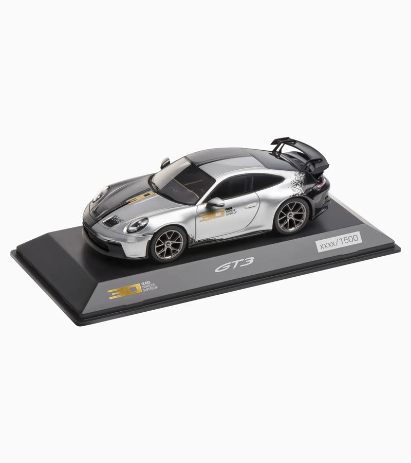 Chargez l'image dans la visionneuse de la galerie, Porsche 911 GT3 30Y Supercup (Noir/Gris/Or) - ÉDITION LIMITÉE 1385/1500 pièces - PORSCHE DEALERMODEL 1:43
