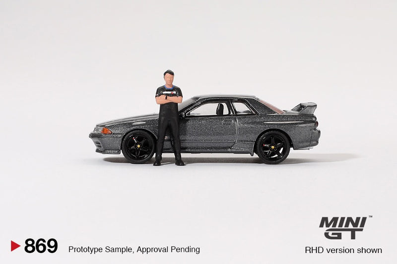 Chargez l'image dans la visionneuse de la galerie, NISSAN SKYLINE GT-R (R32) NISMO NISMO GUNMETAL AVEC FIGURINE TSUGIO MATSUDA 1992 MINI GT 1:64
