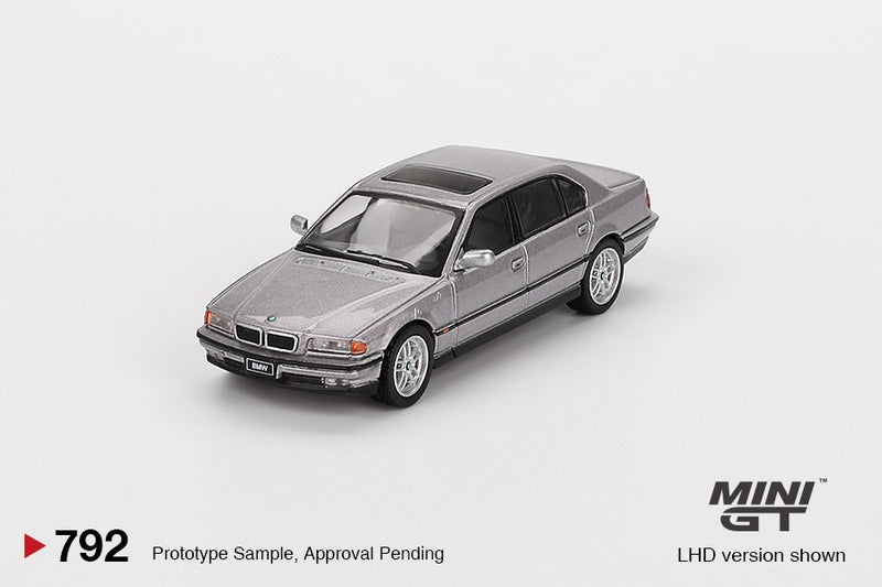 Laad de afbeelding in de Gallery-viewer, BMW E38 750 IL ASPEN ZILVER METALLIC 2000 MINI GT 1:64
