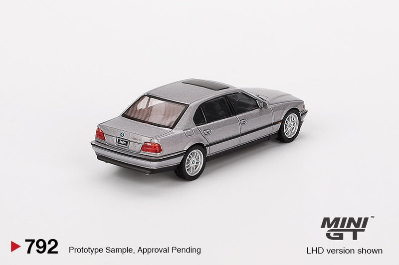Laad de afbeelding in de Gallery-viewer, BMW E38 750 IL ASPEN ZILVER METALLIC 2000 MINI GT 1:64
