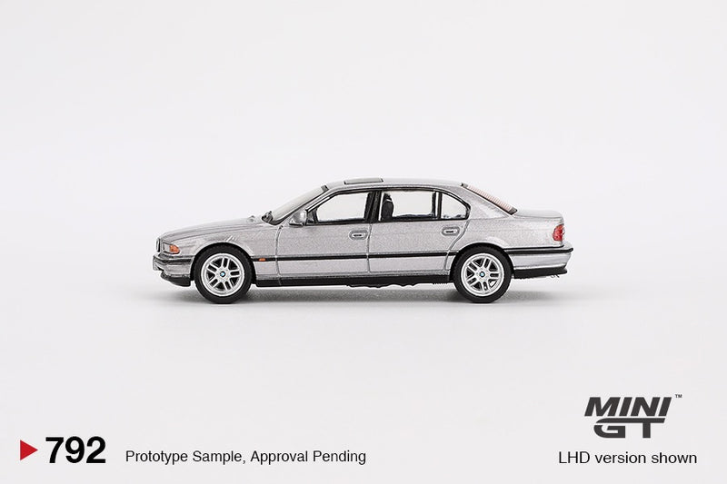 Laad de afbeelding in de Gallery-viewer, BMW E38 750 IL ASPEN ZILVER METALLIC 2000 MINI GT 1:64
