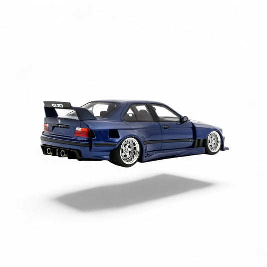 BMW E36 LTO BERLINE TURBO KHYZYL SALEEM BLEU AVUS 2023 OTTOmobile 1:18