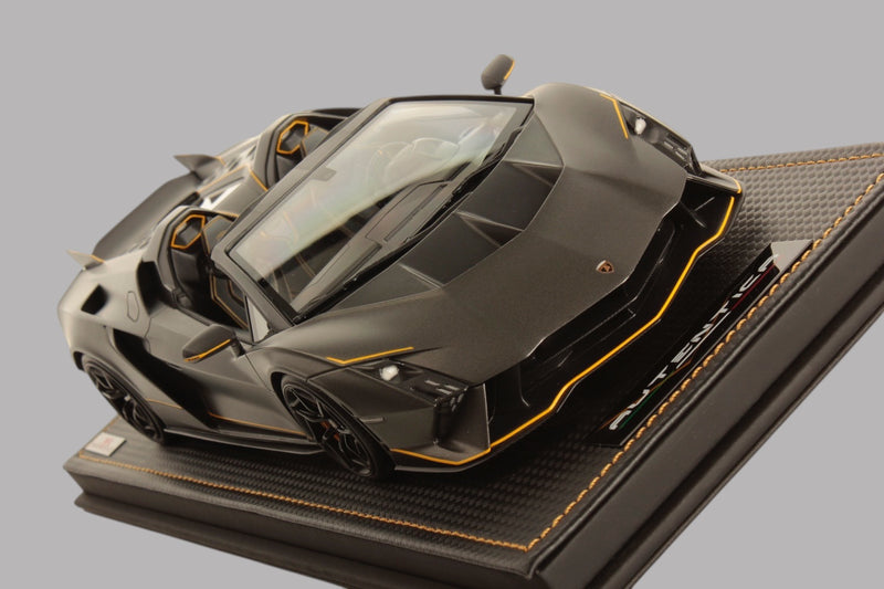 Load image into Gallery viewer, LAMBORGHINI AUTÉNTICA GRAY/YELLOW with display case &amp; leather base (LIMITED EDITION 399 pieces) MR COLLECTION MODELS 1:18
