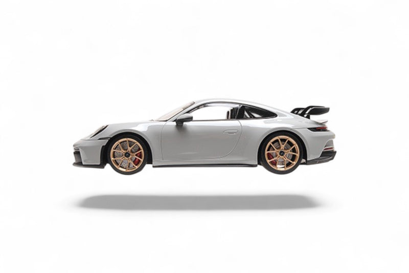 Chargez l'image dans la visionneuse de la galerie, PORSCHE 911 (992) GT3 2021 BLANC CRAIE MINICHAMPS 1:18
