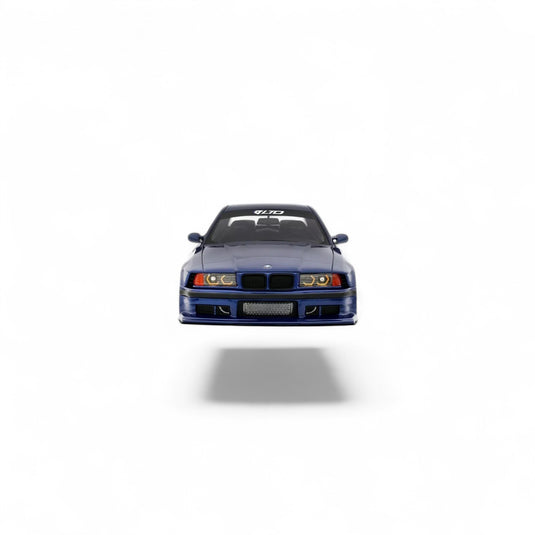 BMW E36 LTO BERLINE TURBO KHYZYL SALEEM BLEU AVUS 2023 OTTOmobile 1:18