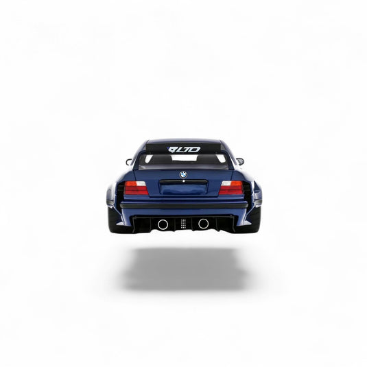 BMW E36 LTO BERLINE TURBO KHYZYL SALEEM BLEU AVUS 2023 OTTOmobile 1:18