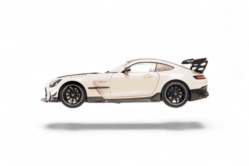 Load image into Gallery viewer, Mercedes AMG GT BLACK SERIES 2021 WHITE / BLACK WHEELS MINICHAMPS 1:18

