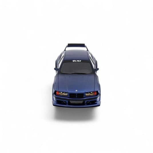 BMW E36 LTO BERLINE TURBO KHYZYL SALEEM BLEU AVUS 2023 OTTOmobile 1:18